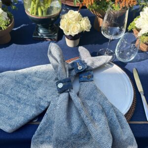 מפיות כחולות עם חבק מפיות ג'ינס מונחות על צלחת